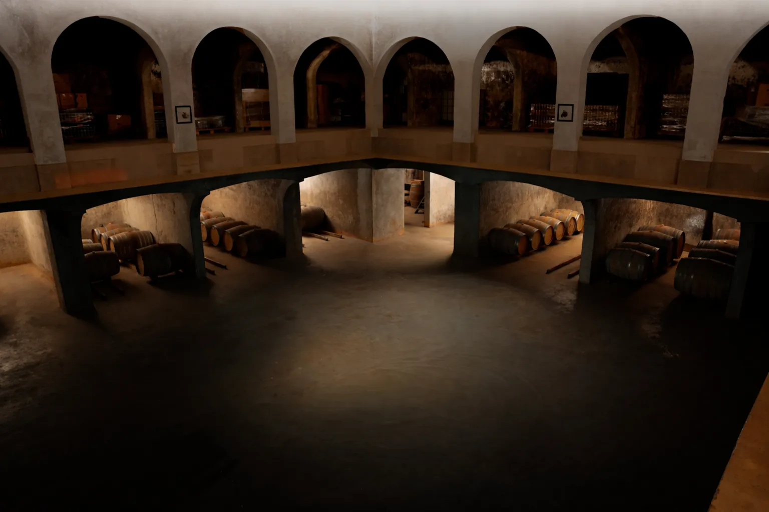 Cave histórica com arcos e barricas